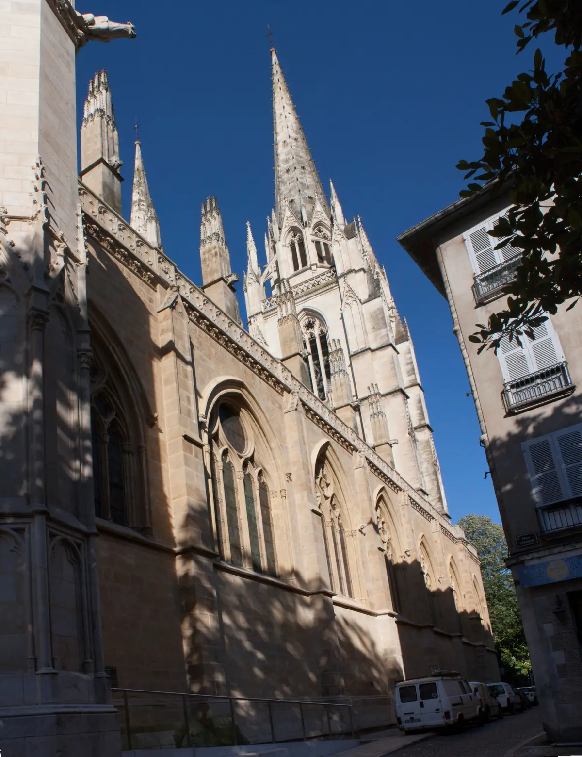 Rue Notre-Dame et cathédrale de Bayonne